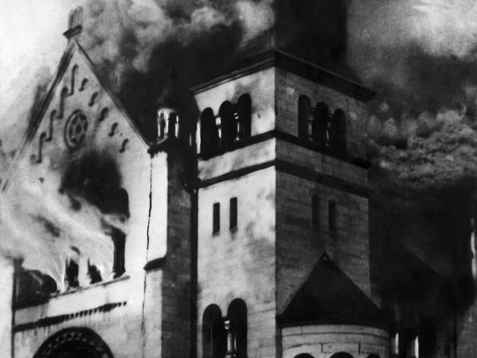 Brennende Synagoge in unbenannter deutschen Stadt