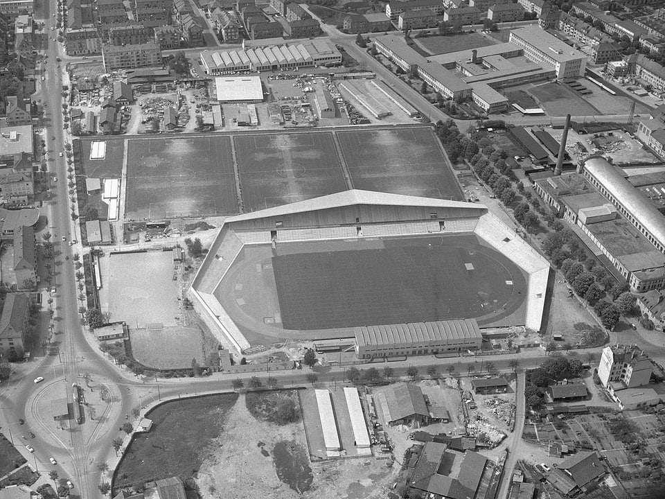 Luftbild des Letzigrund-Stadions von 1957.