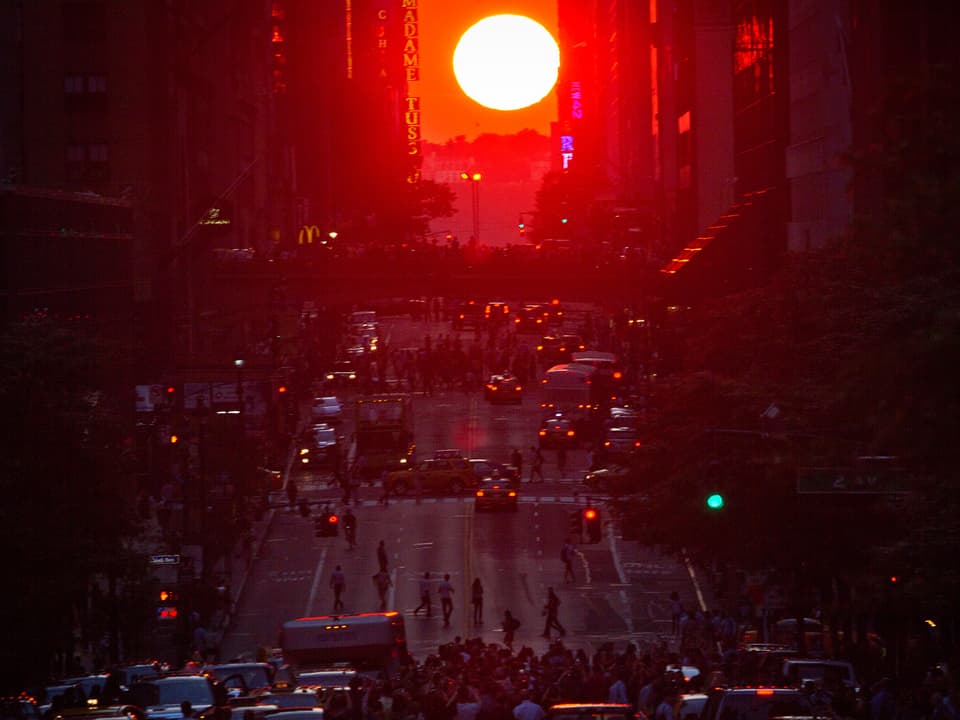 Die Sonne färbt die Stadt in Rot