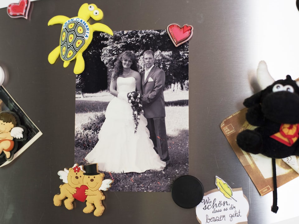 Hochzeitsfoto hängt am Kühlschrank