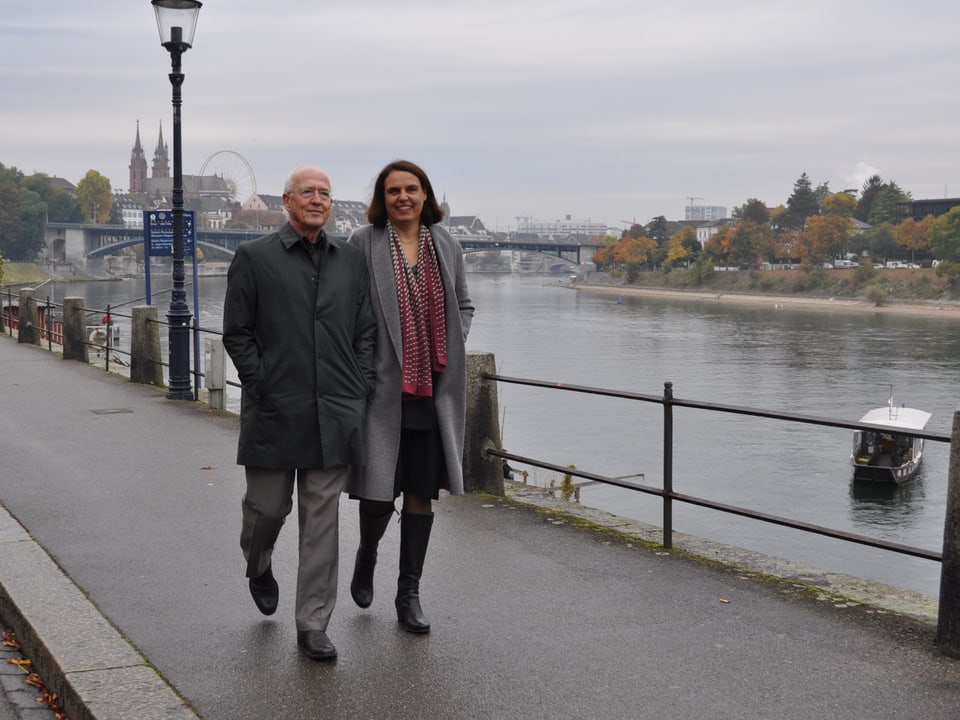 Ein Paar spaziert am Rhein.