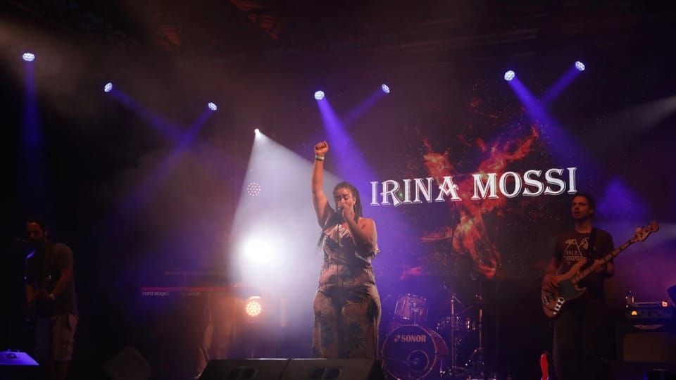 Sie wuchs mit Worldmusic, Gospel, Reggae, Jazz und Soul auf. Foto von einem Auftritt von Irina Mossi