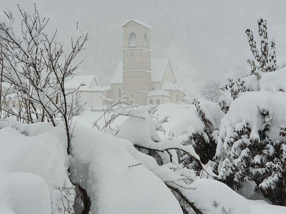 Verschneites Kloster