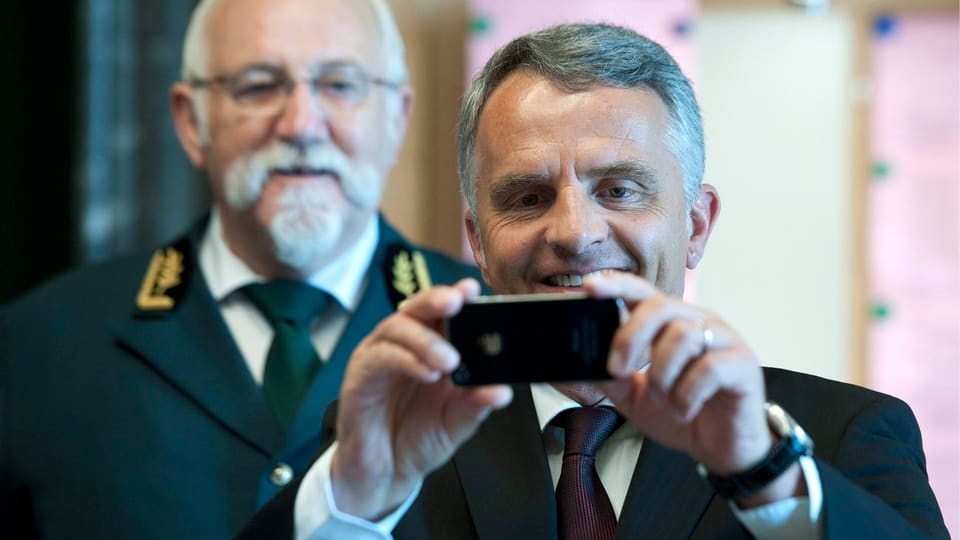 Bundesrat Didier Burkhalter fotografiert mit einem iPhone.