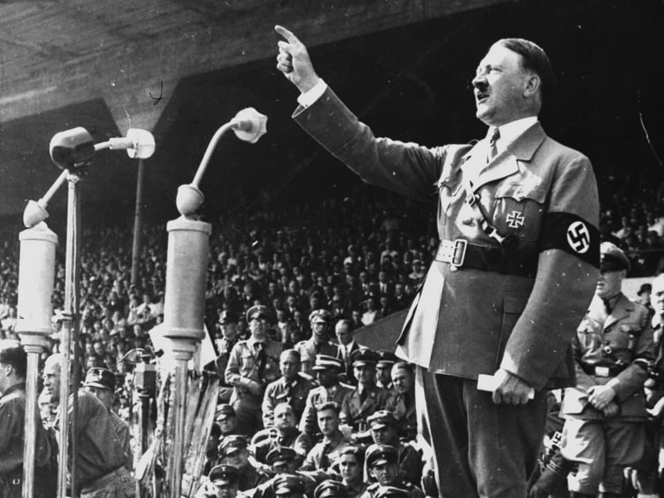 Adolf Hitler vor Mikrofonen.