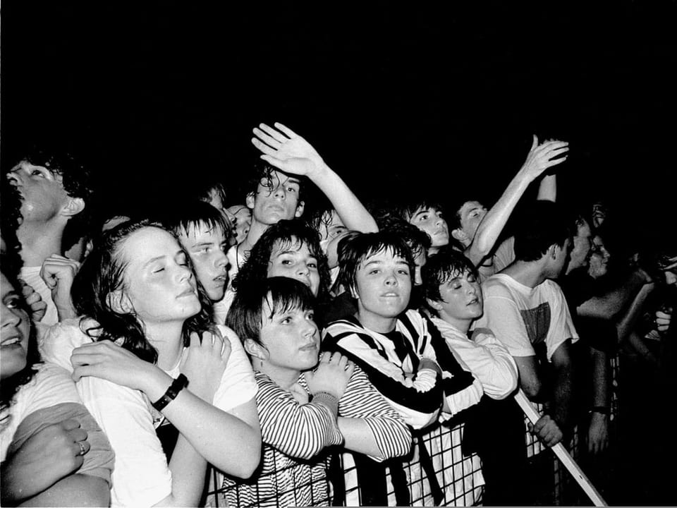 Jugendliche an einem Rockkonzert 1990 in England.