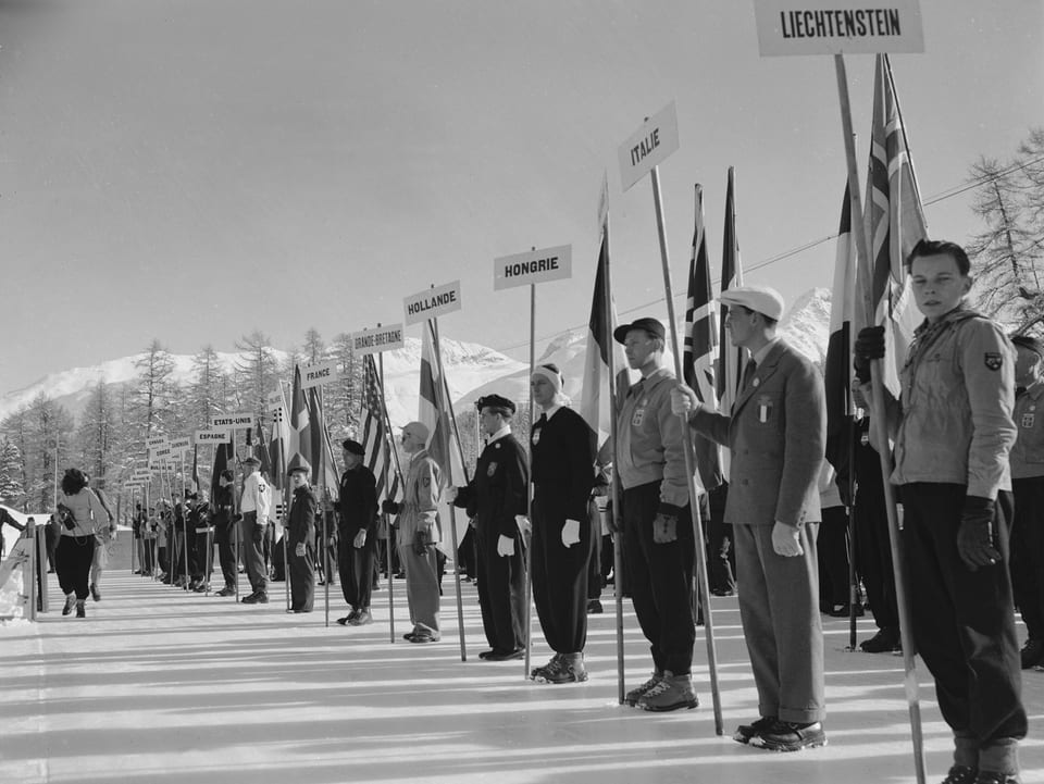 Fahnenträger an der Eröffnungsfeier für die Olympischen Winterspiele 1948 in St. Moritz.