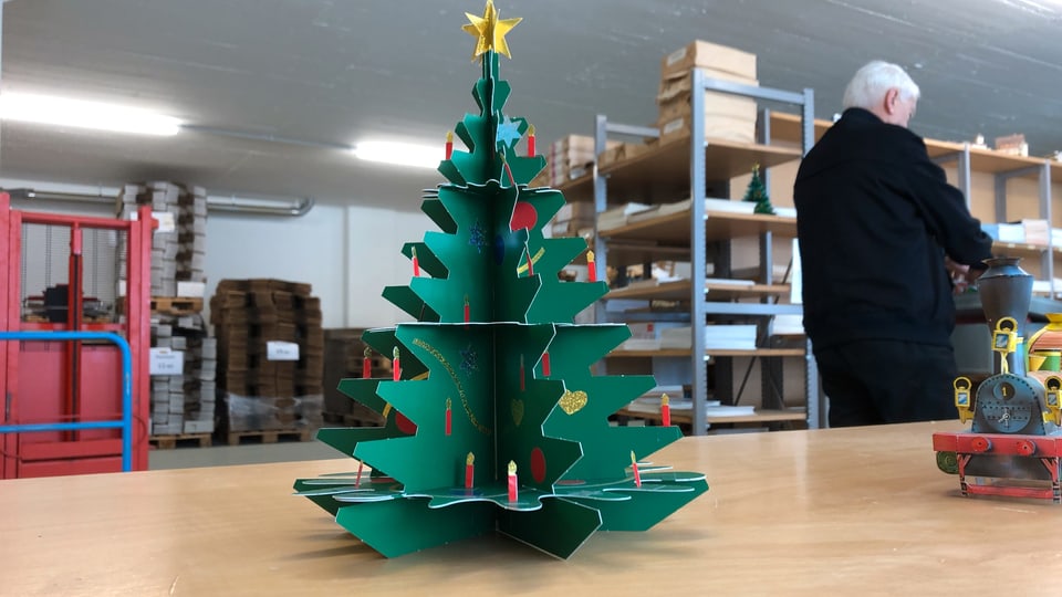 Ein Weihnachtsbaum gebastelt aus einem Modellbogen 