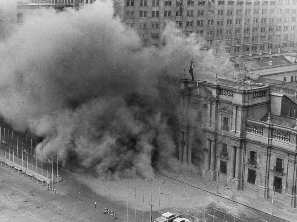Schwarzweiss Foto: Rauch strömt aus dem Präsidentenpalast.