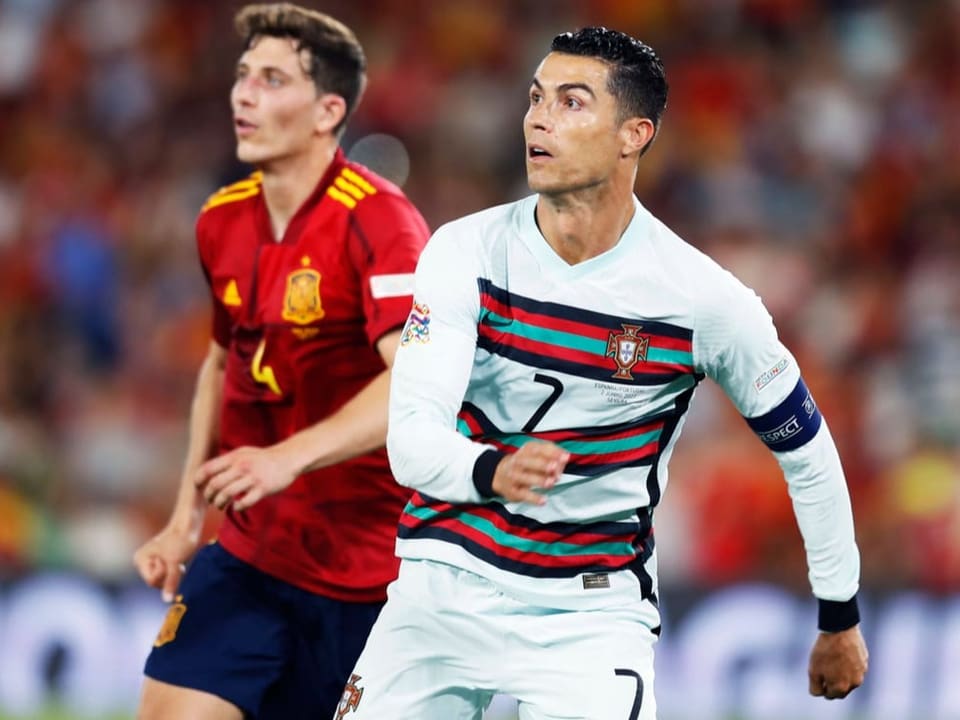Cristiano Ronaldo, hier im Zweikampf mit Spaniens Pau Torres.