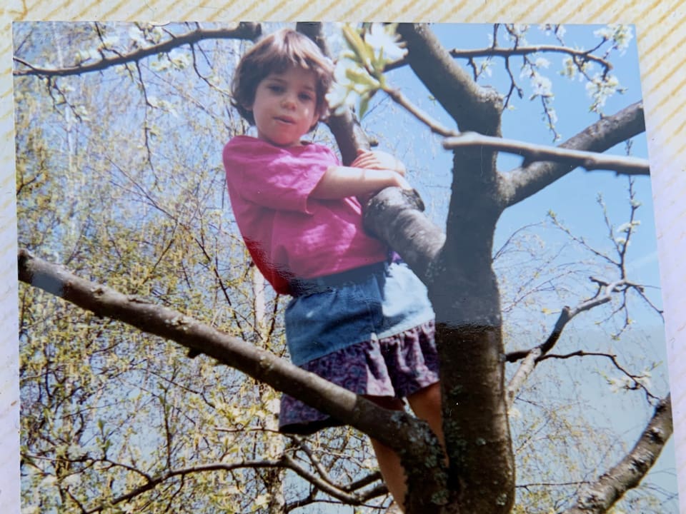 Lisa Mazzone klettert als Kind auf einen Baum.