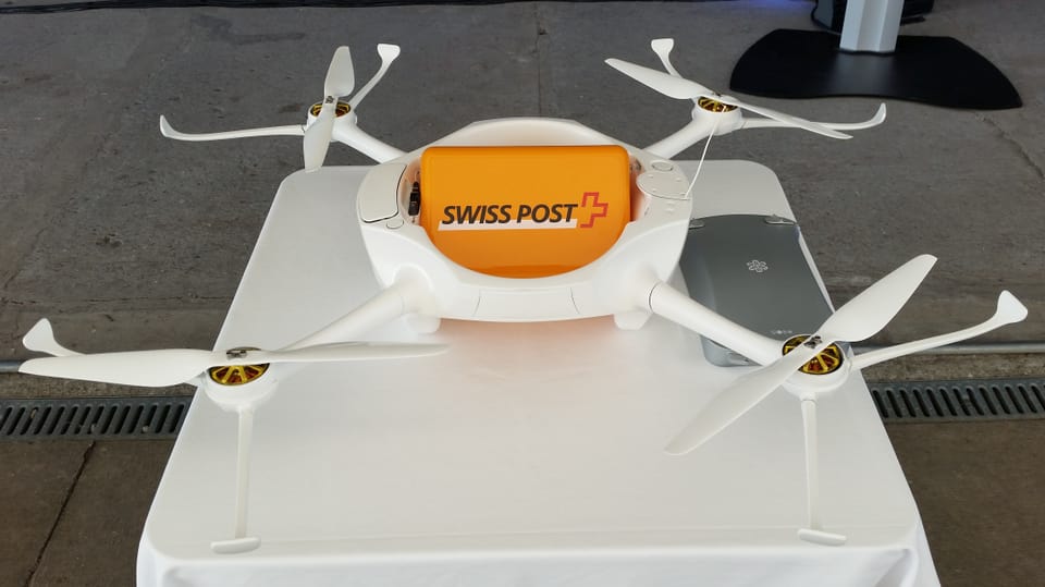 Die Drohne der Post: Weisse Rotoren, kleine gelbe Ladeluke von oben zugänglich.