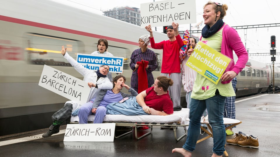 Aktivisten kämpfen im Pyjama europaweit für Nachtzüge