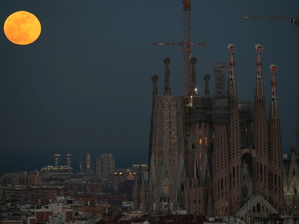 Vollmond mit der Sagrada Familia