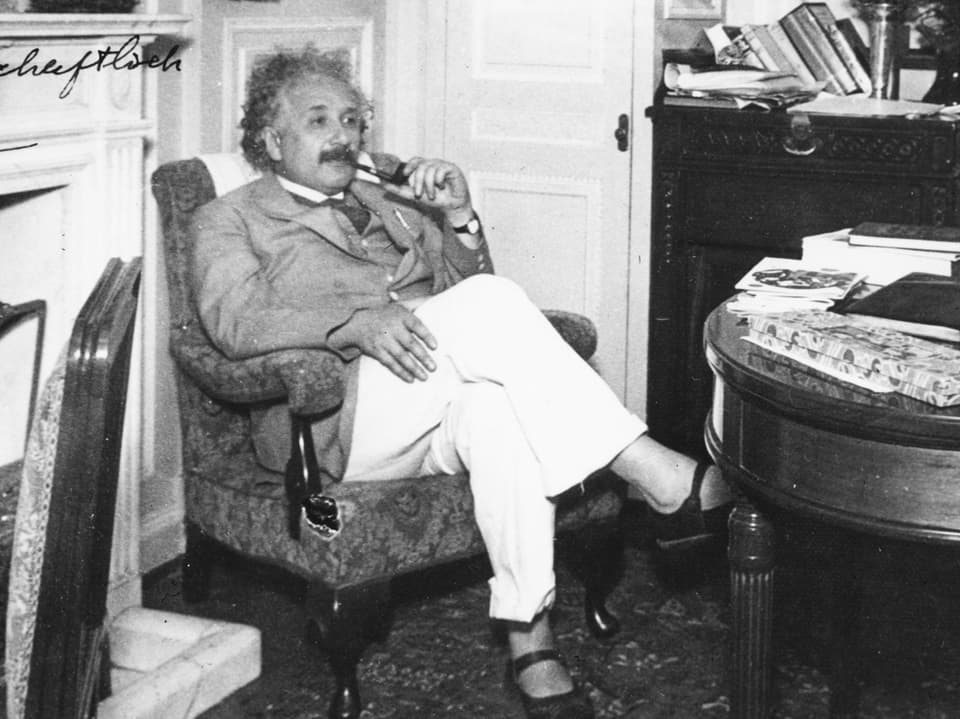 Einstein in seinem Büro ohne Socken