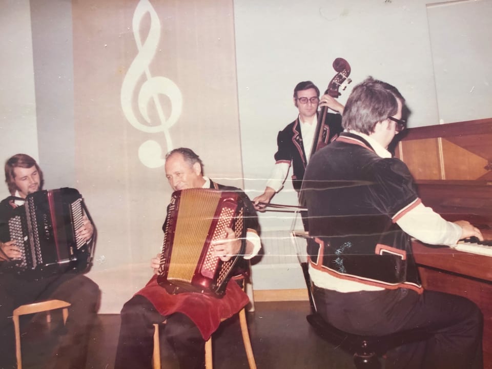 Eine Formation mit vier Männern bei einem musikalischen Auftritt.