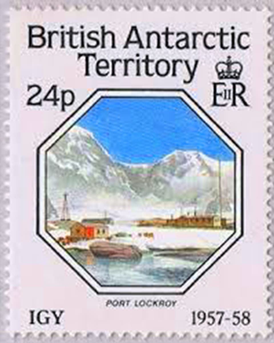 Eine Marke, auf der eine Bucht in der Antarktis zu sehen ist. 