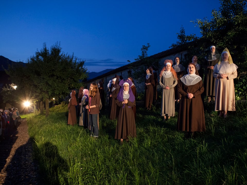 singende Klosterfrauen in der Nacht