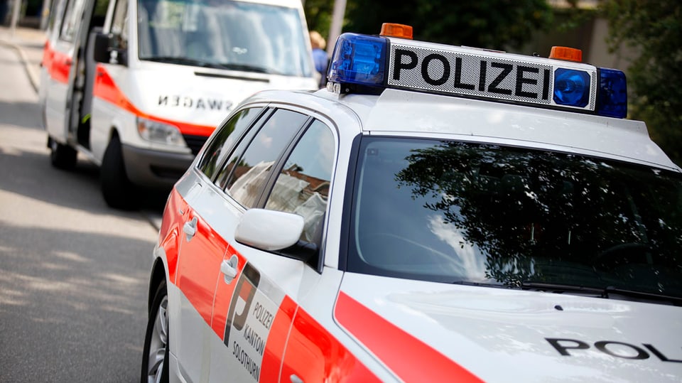 Zwei Einsatzfahrzeuge der Solothurner Polizei stehen an einer Strasse (Symbolbild)
