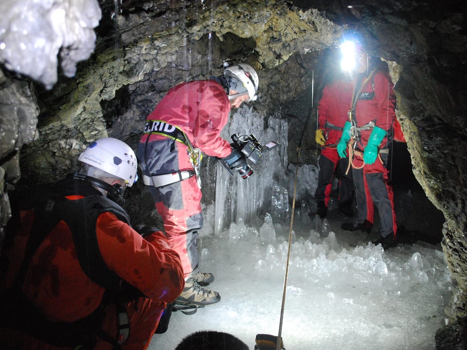 Filmteam macht aufnahmen in vergletscherter Höhle. 