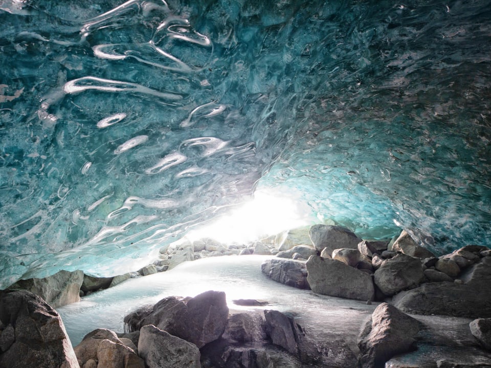 «Diese Eishöhle stand schon lange auf der Bucketlist und letztes Jahr im Spätwinter konnten wir dann endlich das Naturspektakel besichtigen. Eine unglaubliche Erfahrung, umgeben vom ewigen Eis.»