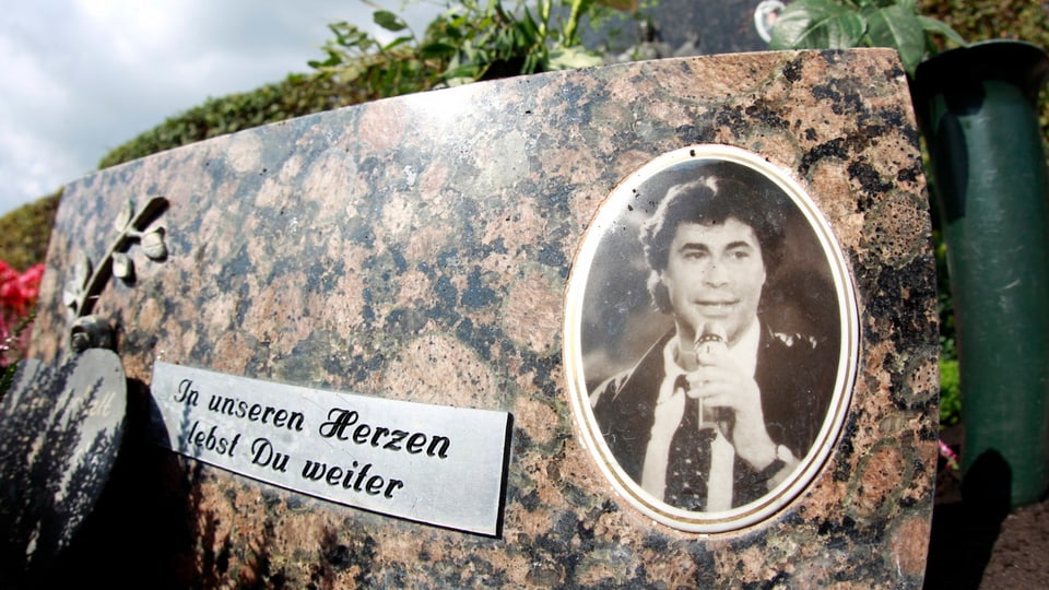 Ein Foto des verstorbenen Schlagersängers Gerhard Höllerich alias Roy Black (1943-1991) und die Aufschrift «In unseren Herzen lebst Du weiter» auf einer Grabplatte vor dem Grab der Familie Hoellerich.