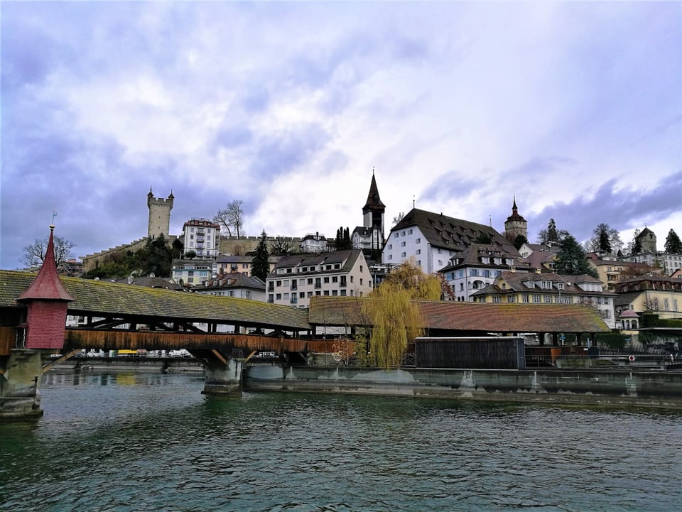 Stadtansicht von Luzern, im Vordergrund die Brücken über den Seeabfluss, dahinter die Türme.