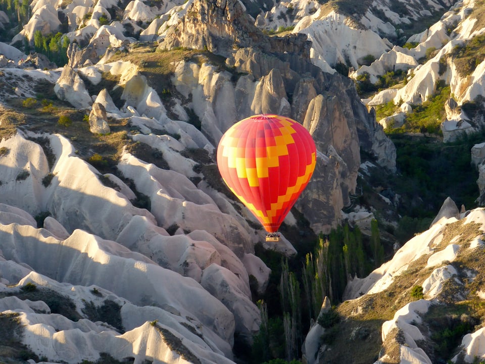Heissluftballon über den Felsen Kappadokiens.