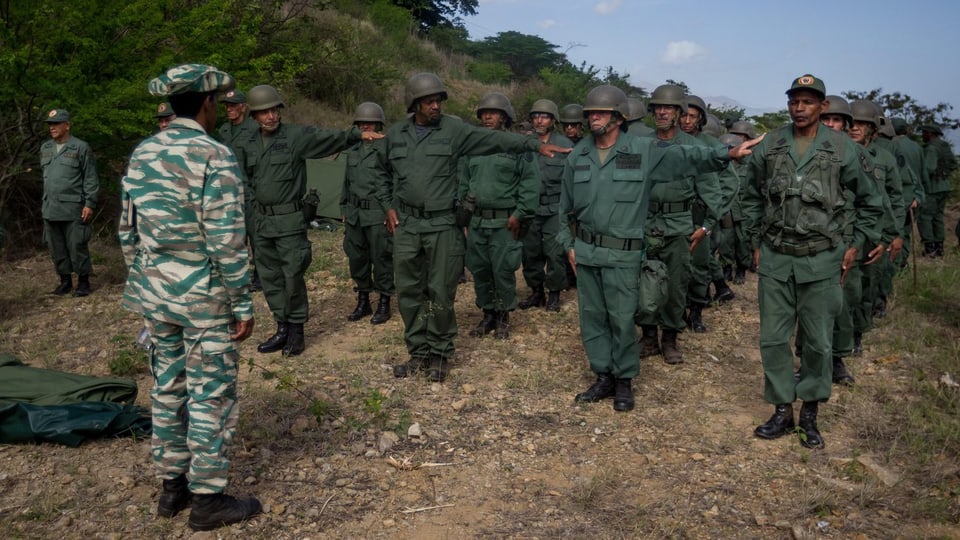 Venezolanische Soldaten stehen in Reih' und Glied