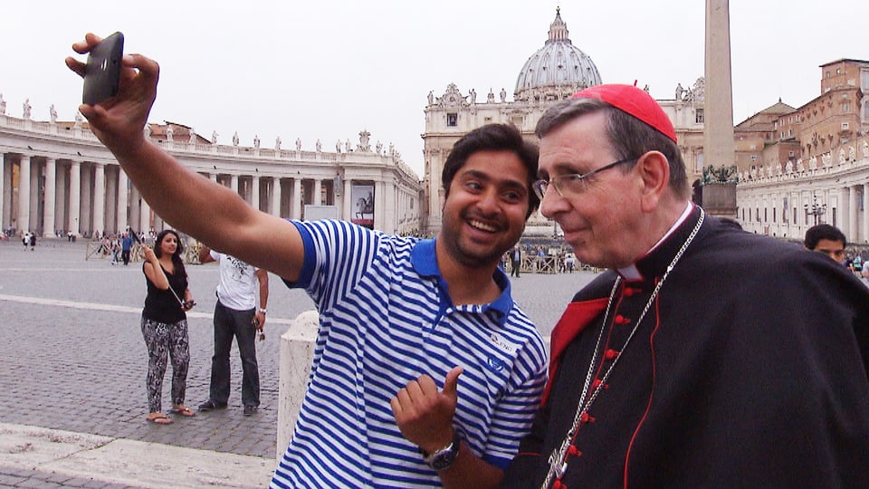 Selfie eines Gläubigen mit Kardinal Kurt Koch auf dem Petersplatz.