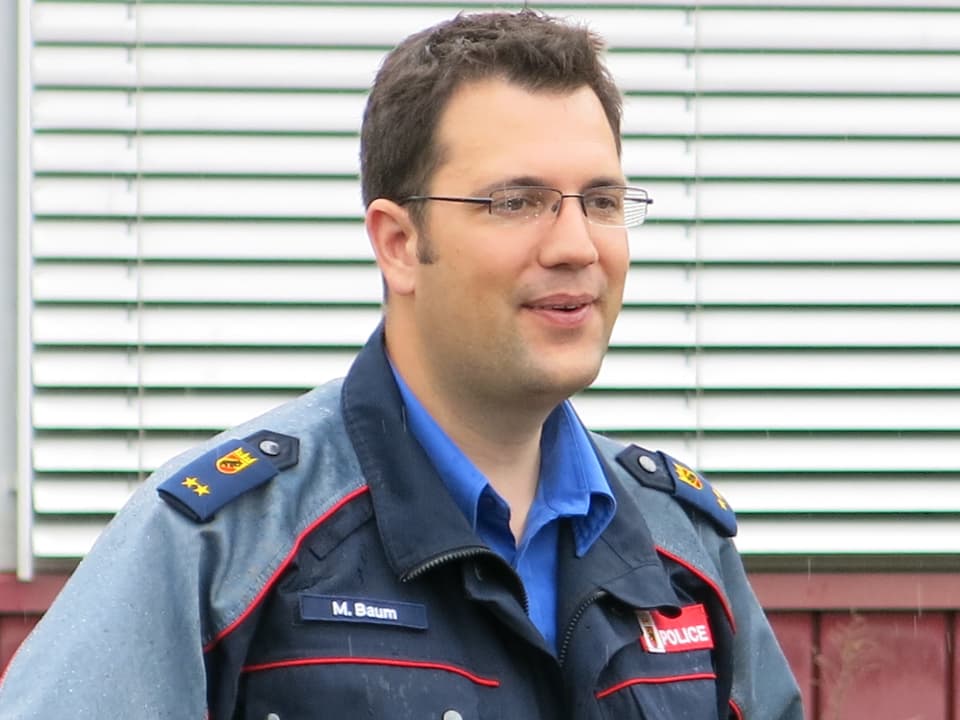 Ein Polizist in Uniform.
