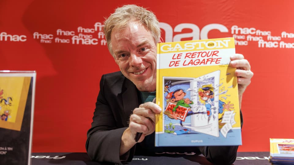 Comiczeichner Delaf präsentiert sein Comicbuch «Die Rückkehr eines Chaoten» bei einer Buchsignierung.