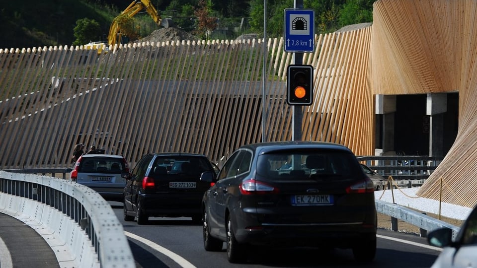 Autos stehen vor dem Umfahrungstunnel Vedeggio-Cassarate.