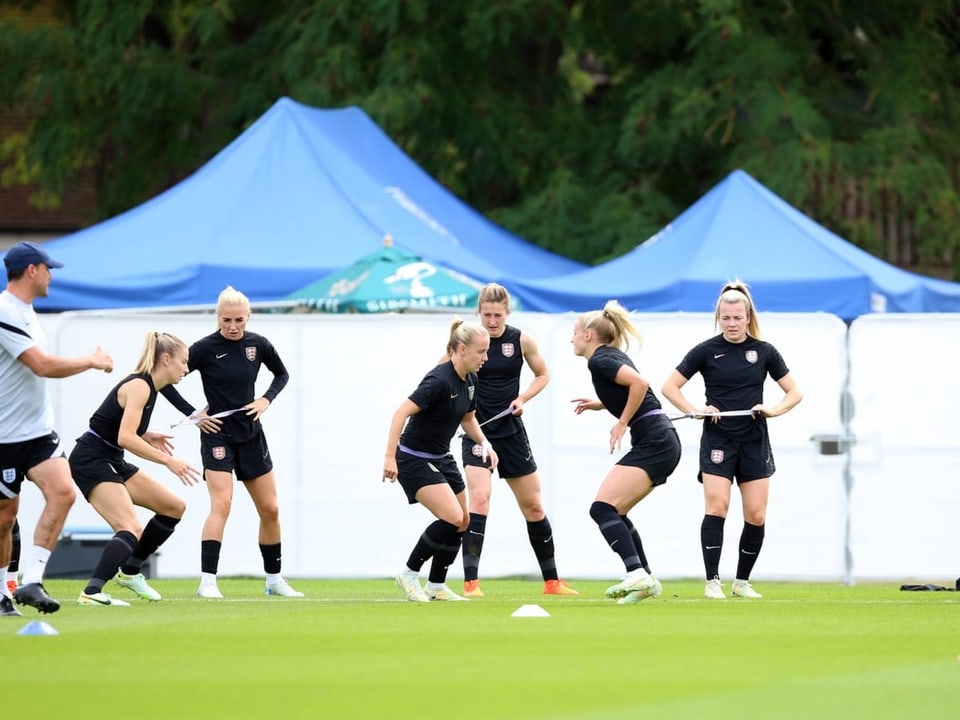 Bereiten sich für das Spiel ihres Lebens vor Die Spielerinnen Englands.