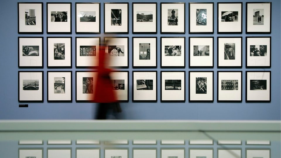 Eine Museumswand hängt voll von Burris Fotos.