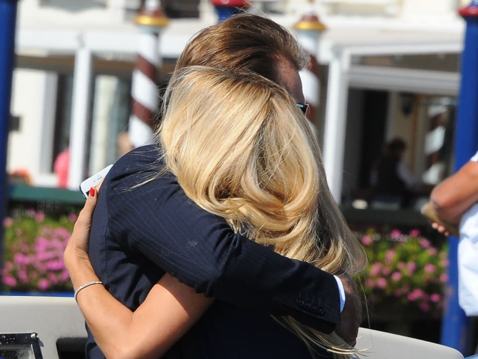 Michelle Hunziker und Tomaso Trussardi sich umarmend.