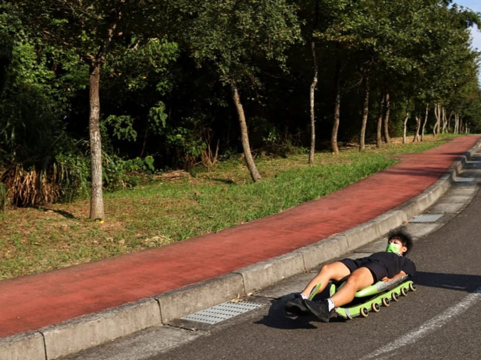 Li Sin-Rong trainiert mit ihrem Schlitten auf der Strasse.