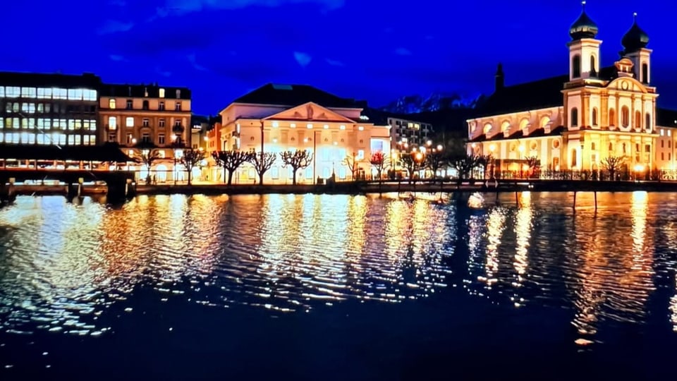 Aufnahme des Reussufers mit dem Luzerner Theater und der Jesuitenkirche.