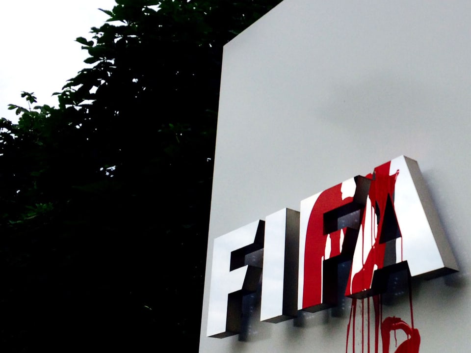 Das versprayte Fifa-Logo.