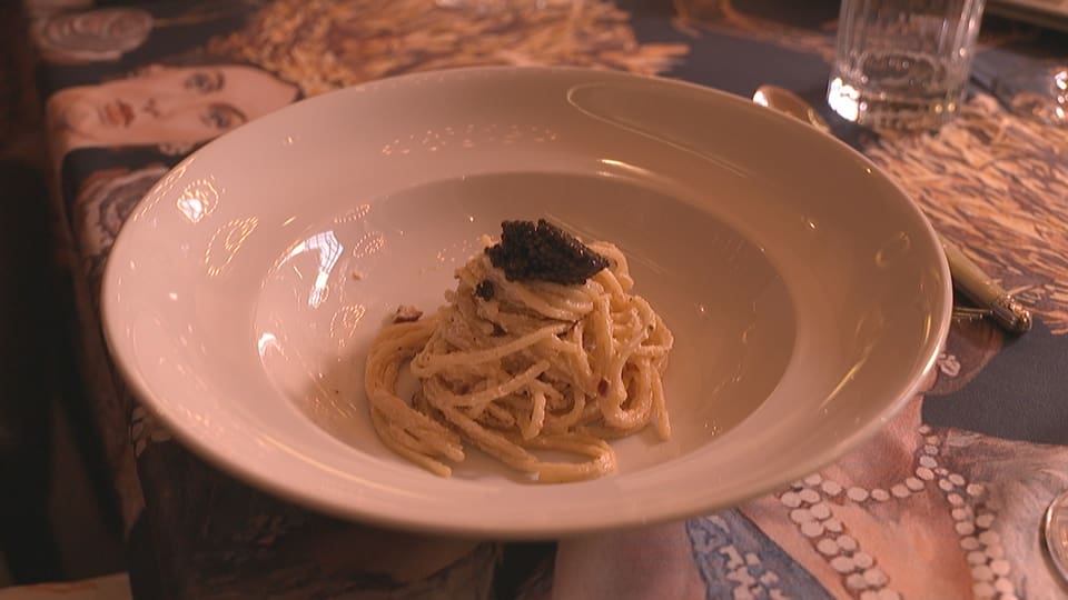Teller mit Spaghetti und einer Kaviarhaube