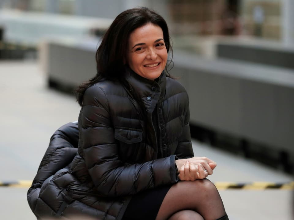 Sheryl Sandberg in einer schwarzen Daunenjacke