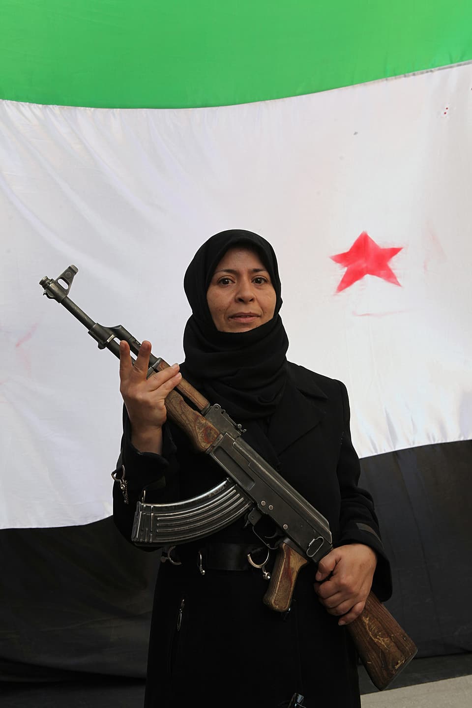 Eine Frau hält ein Gewehr.