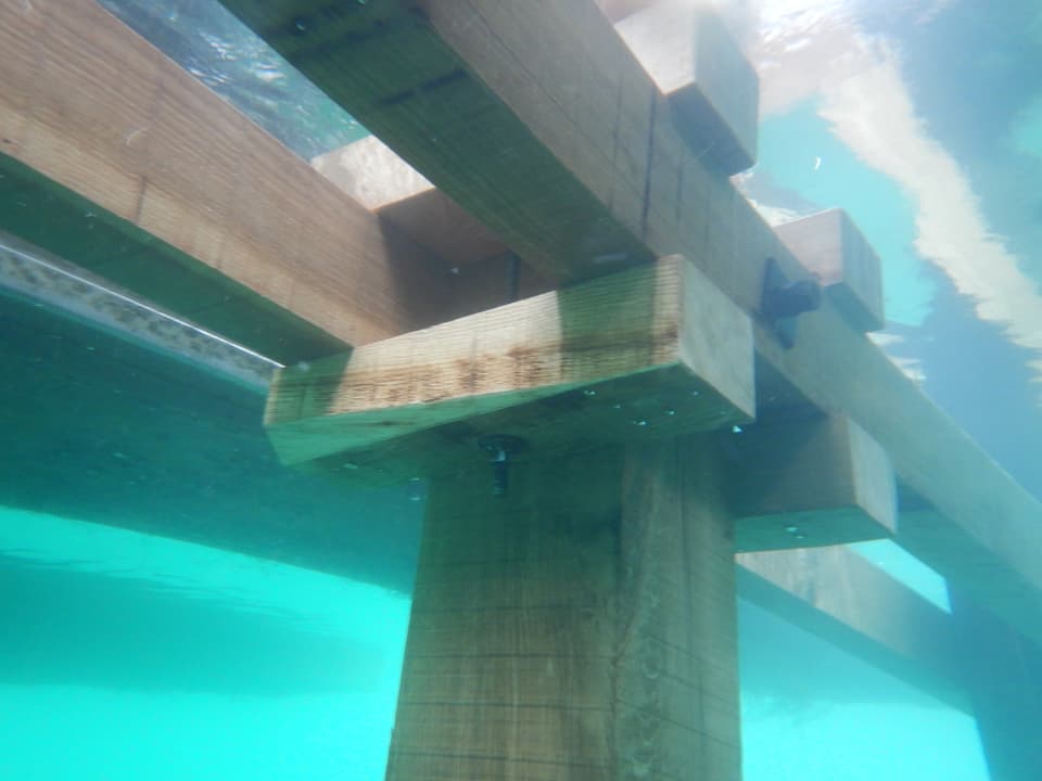 Holzkonstruktion unter Wasser