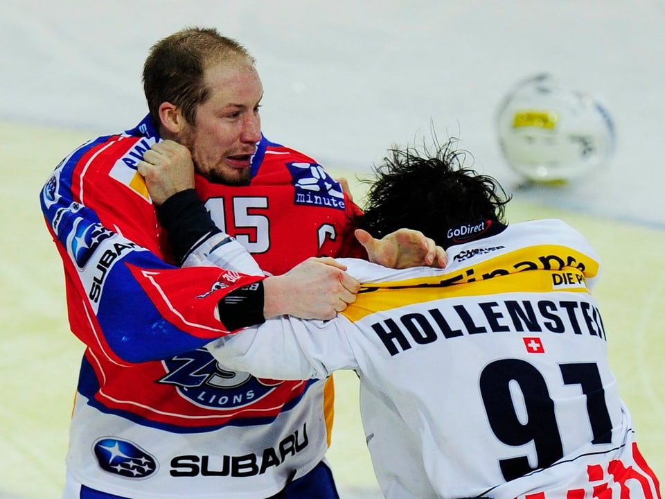 Mathias Seger und Denis Hollenstein prügeln sich auf dem Eis im Februar 2011.
