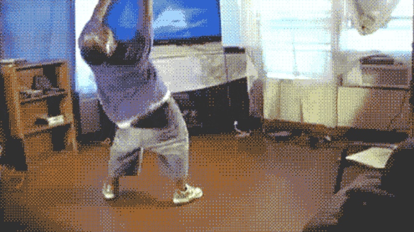 Ein Mann tanzt ausgelassen und mit dem Rücken zur Kamera vor einem Fernseher.