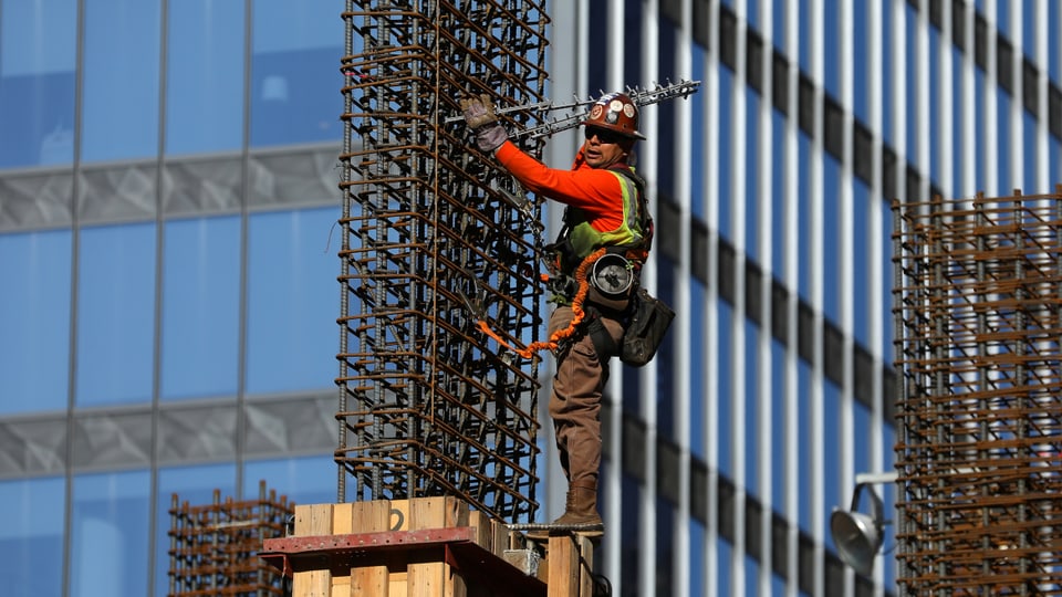 Ein Bauarbeiter auf einer Baustelle in Los Angeles.