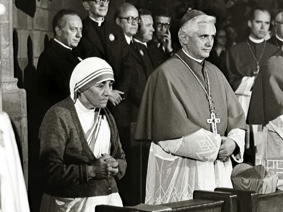 Mutter Teresa steht rechts neben Ratzinger.. 