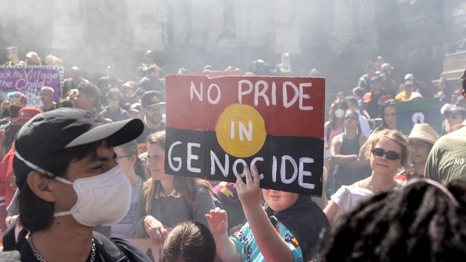 Ein Protestschild mit der Aufschrift «No Pride In Genocide»