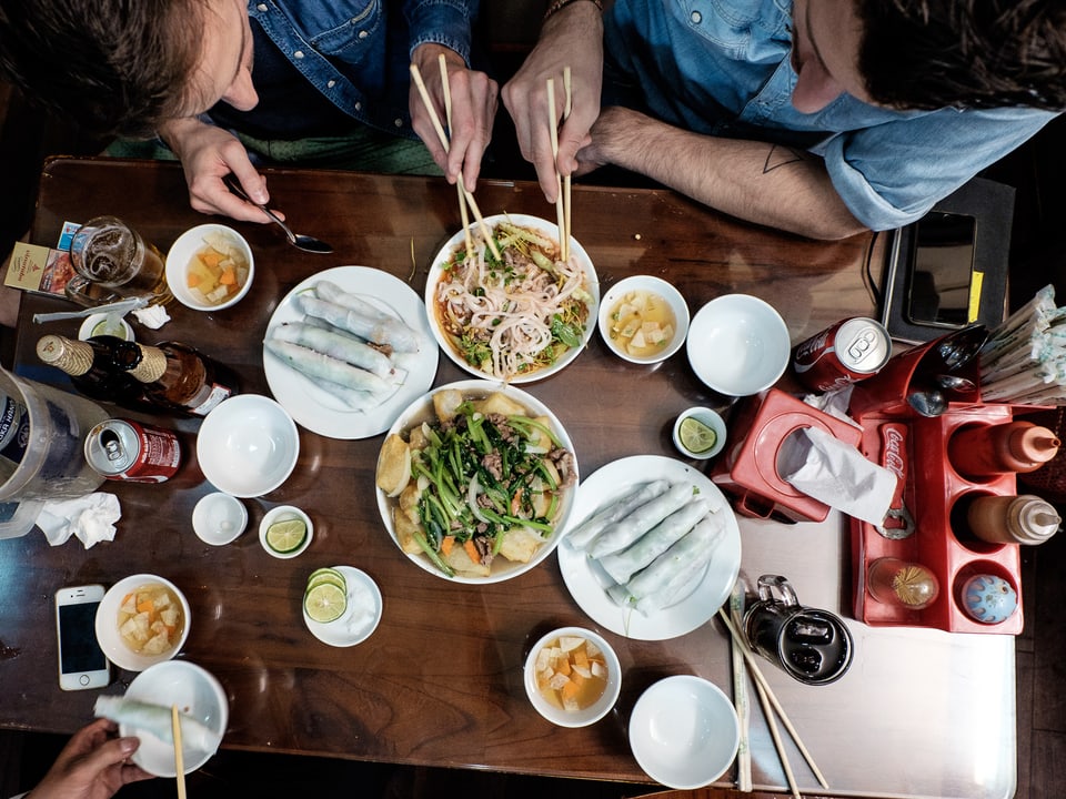 Tom Weingart und Markus Arnold geniessen in Vietnam eine Nudelsuppe.