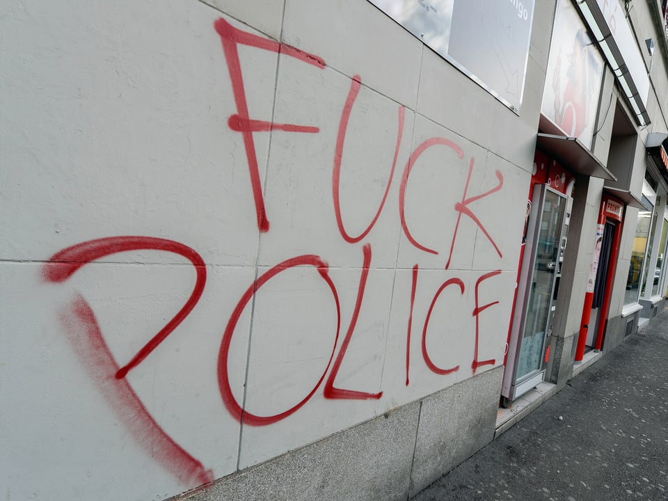 Auf einer Fassade an der Langstrasse hat jemand den Slogan «Fuck the Police» hin gesprayt. (keystone)
